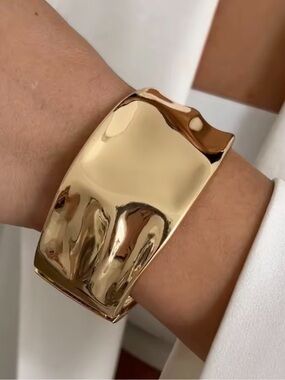 NEW Chunky Gold Hinged Bangle Cuff Bracelet O